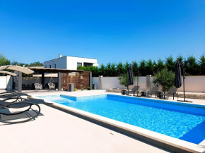 Modern Villa M&M, Zaton
